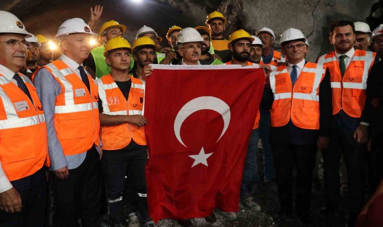 Bakan Uraloğlu: Dünyanın gıptayla baktığı projeleri başarıyla tamamladık ve hayata geçirdik