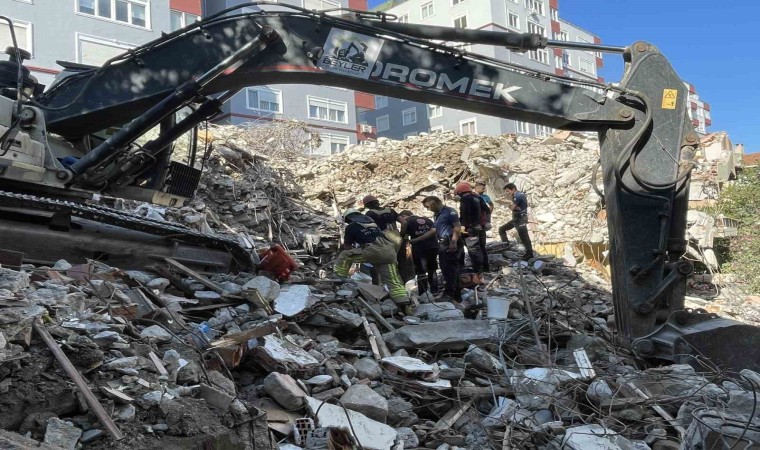 Bakırköyde bina yıkımı sırasında yaşanan göçükte kalan işçi kurtarıldı