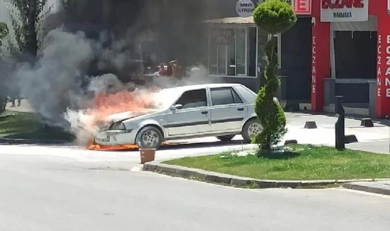 Bandırma’da seyir halindeyken alev alan otomobilden son anda çıktı