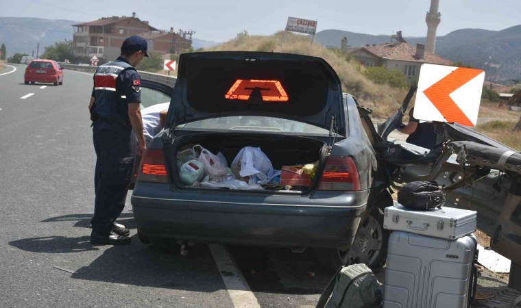 Bariyerlere çarpan otomobil hurdaya döndü: 1 yaralı