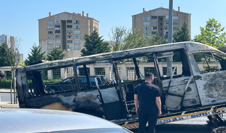 Başakşehirde yolcu minibüsü alev topuna döndü