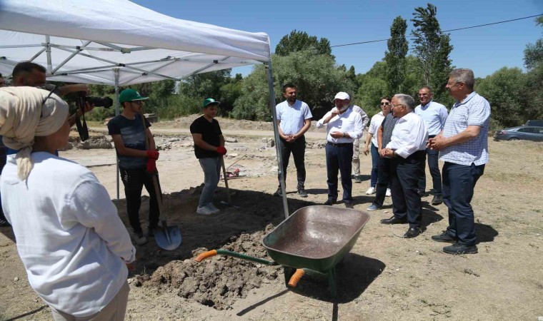 Başkan Büyükkılıç, Keykubadiye Sarayındaki kazı çalışmalarını inceledi