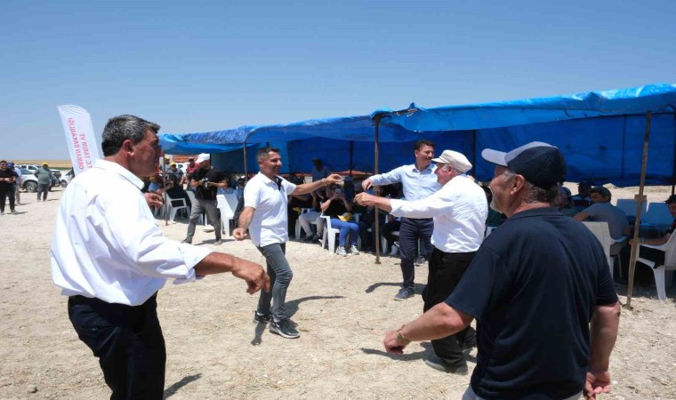 Başkan Yüzügüllü çiftçilerle çiftetelli oynadı