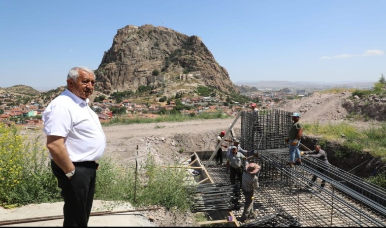 Başkan Zeybekin işçilerin başında elleri cebindeki fotoğrafına tepkiler çığ gibi