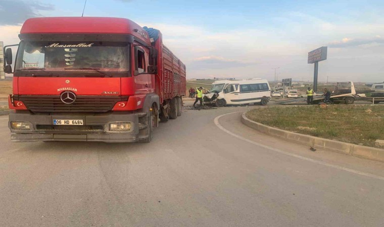 Başkentte işçileri taşıyan servis aracı kamyonla çarpıştı: 10 yaralı