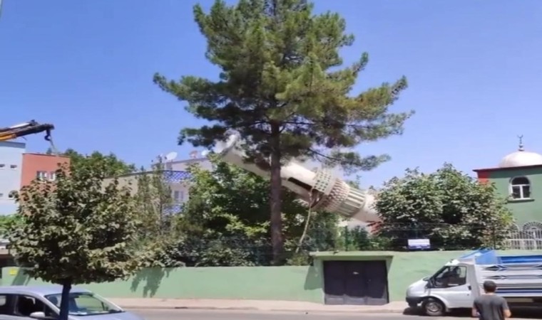 Batmanda cami minaresi kontrollü olarak yıkıldı