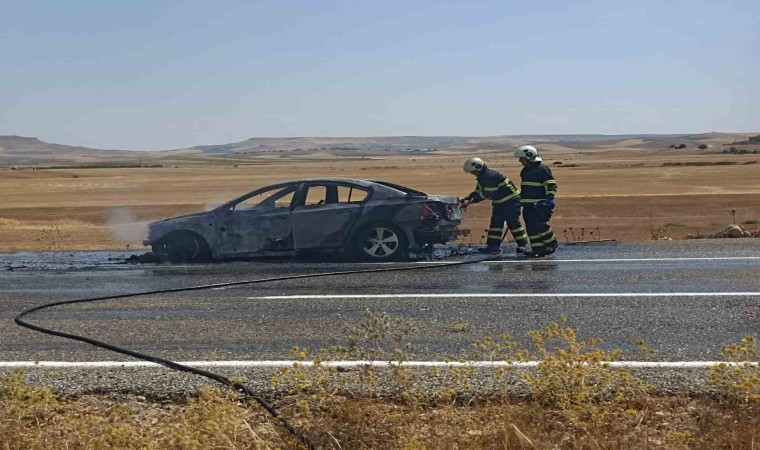 Batmanda elektrik aksamından çıkan yangın aracı küle çevirdi