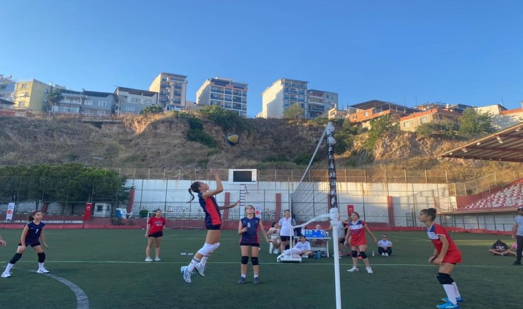 Bayraklıda voleybol şenliği