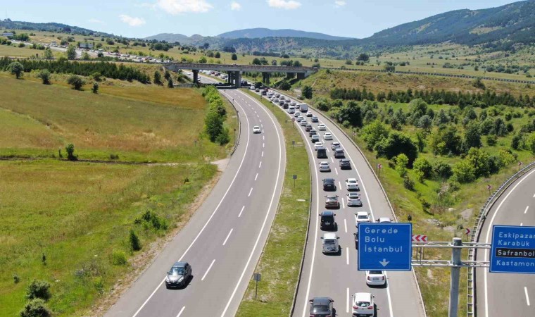 Bayram dönüşünde araç kuyruğu 70 kilometreye ulaştı