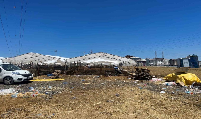 Bayramının son günü Avcılardaki kurban çadırları toplanmaya başlandı