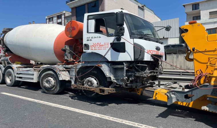 Beylikdüzünde beton mikseri sürücüsü bariyerlere çarptı