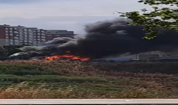 Beylikdüzü’nde depo olarak kullanılan çadırda yangın