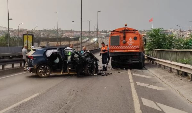 Beyoğlu Haliç Köprüsü’nde otomobil yol temizleme aracına çarptı: 2 yaralı