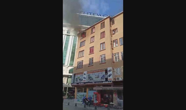 Beyoğlunda 5 katlı binada korkutan yangın