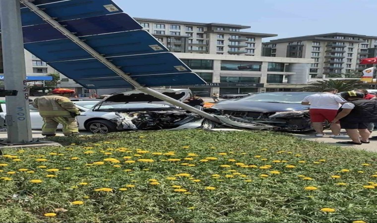 Beyoğlunda kaza yapan iki araç yön levhasına çarptı: 1 yaralı