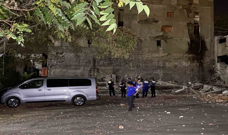 Beyoğlunda metruk binada çökme meydana geldi