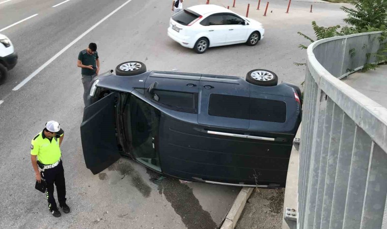 Bilecikte kontrolden çıkan araç, üst geçidin demir ayaklarına çarparak durdu