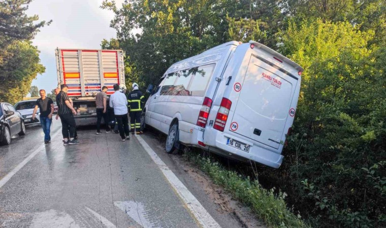 Bilecikte minibüs kazası ucuz atlatıldı