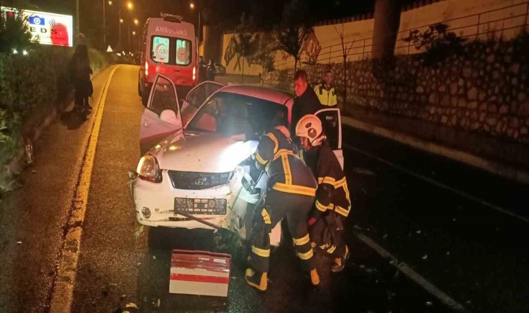 Bilecikte otomobil aydınlatma direğine çarptı: 5 yaralı