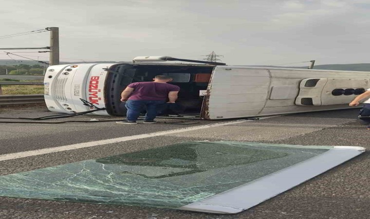 Bilecikte otomobil işçi servisine çarptı: 11 yaralı