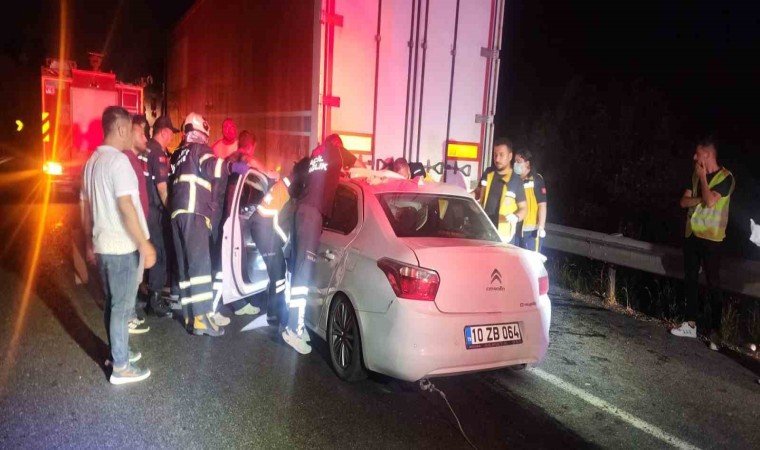 Bilecikte tırın altına giren otomobilde bulunan 2 kişi ağır yaralandı