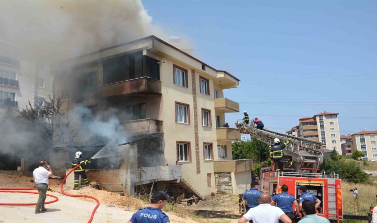 Bilecikte yanan binada mahsur kalan 1i bebek 3 kişi son anda kurtarıldı