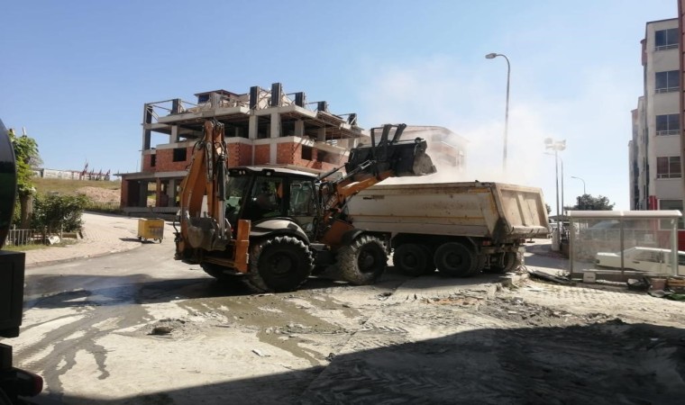 Bilecikte yaşanan feci kaza sonrası İl Özel İdaresi ekipleri temizlik çalışması yaptı