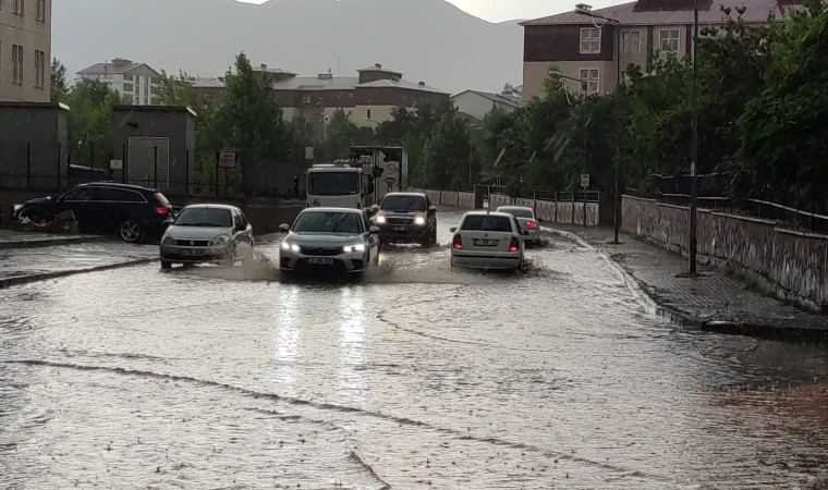 Bingölde sağanak etkili oldu, yollar göle döndü