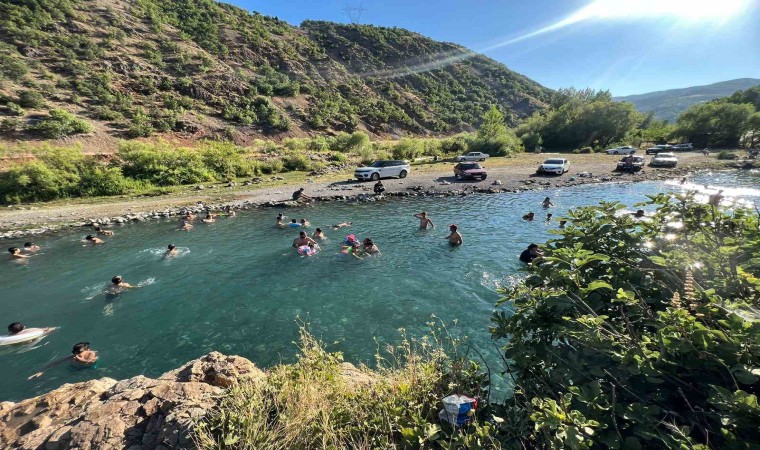 Bingölde sıcaktan bulananlar, gölette serinliyor