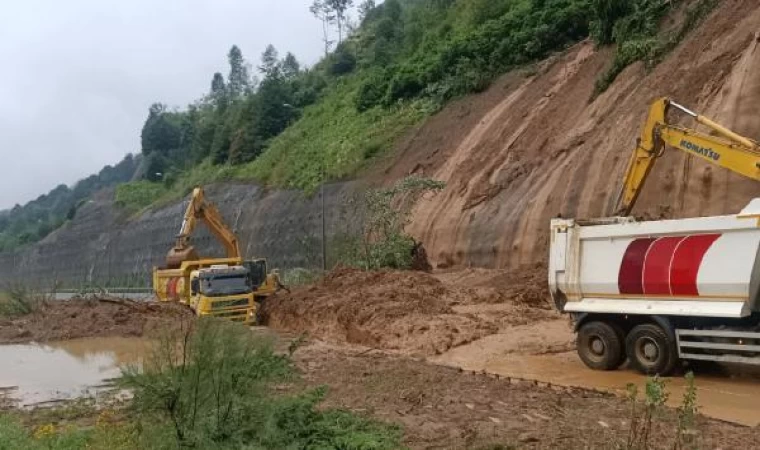 Bolu Dağı Tüneli çıkışında kayan toprağı kaldırma çalışmaları başladı