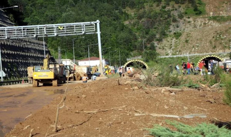 Bolu Dağı Tüneli çıkışında kayan toprağı kaldırma çalışmaları başladı (3)