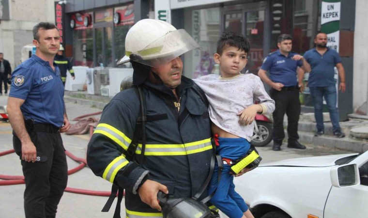 Boluda elektrik panosu patladı, dumana boğulan apartmanda 5i çocuk 15 kişi dumandan etkilendi