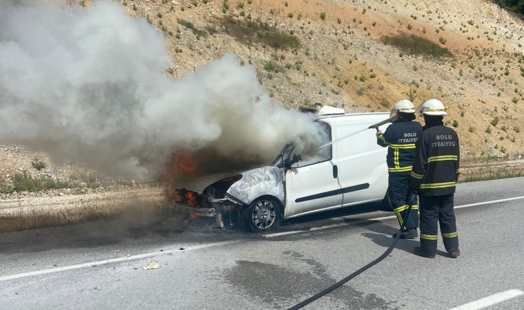 Boluda hafif ticari araç alev alev yandı