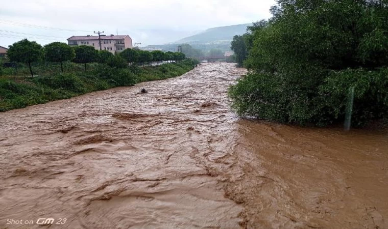 Bolu’da sağanak; Abant yolunda dere taştı (3)