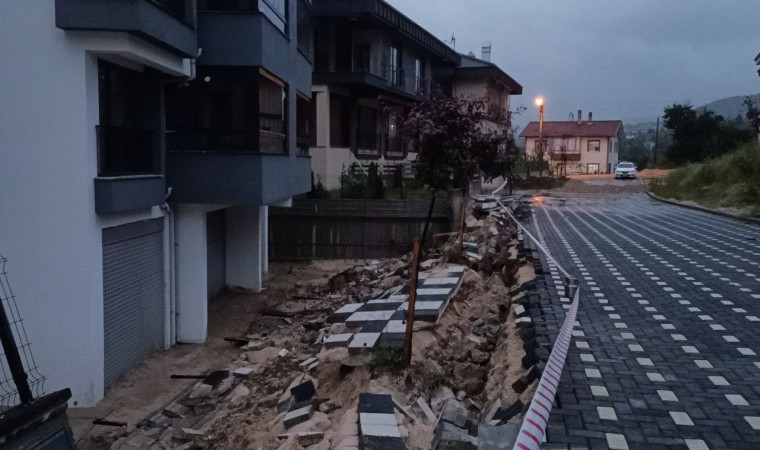 Boluda taşan derelerin suyu istinat duvarını çökertti