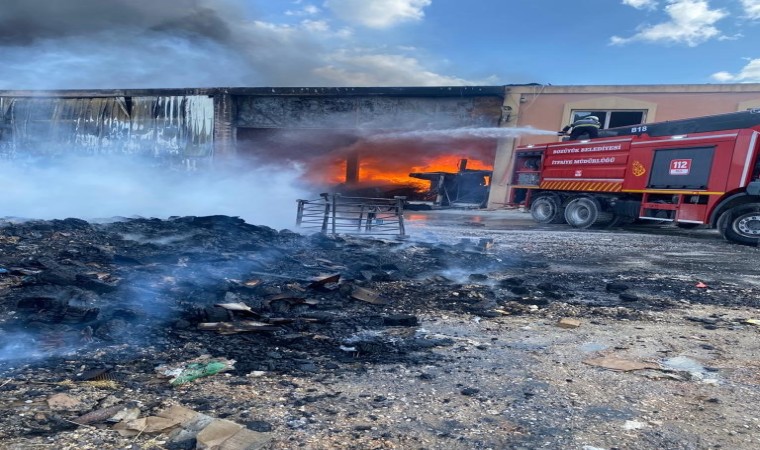 Bozüyüklü itfaiyeciler İnönüdeki fabrika yangına müdahale etti