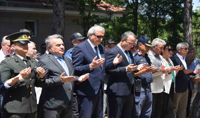 Bozüyükte 15 Temmuz Demokrasi ve Milli Birlik Günü anma programı şehitlikte başladı