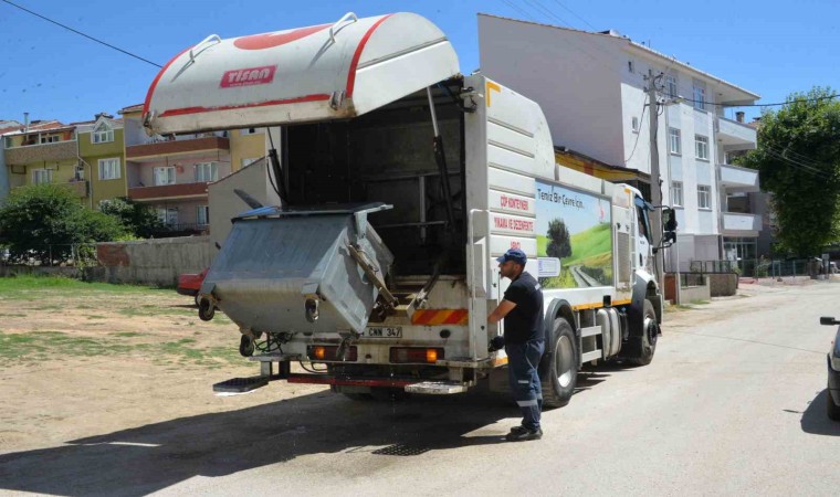 Bozüyükte çöp konteynerleri önce yıkanıyor sonra ilaçlanıyor