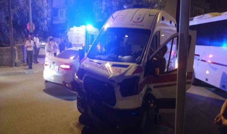 Burdurda ambulans ile otomobil çarpıştı: 4 yaralı