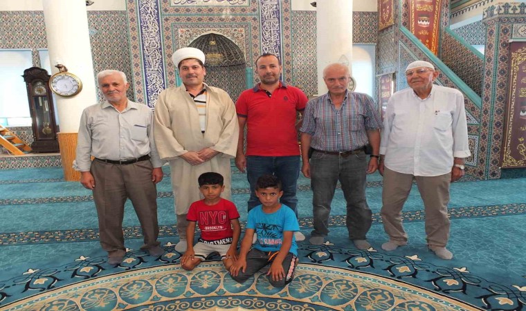 Burhaniyede Çifte Minareli Cami imece ile pırıl pırıl oldu