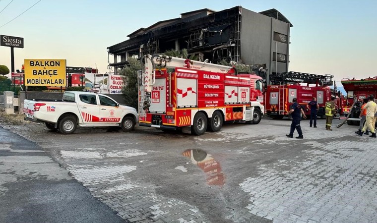 Burhaniyede mobilya mağazası yandı