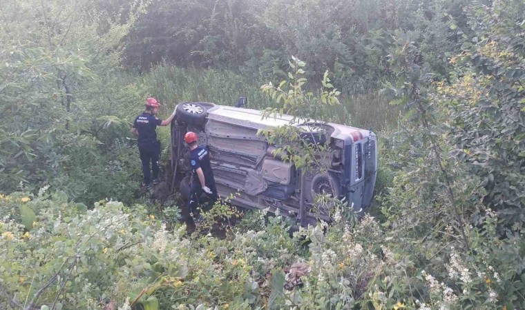 Bursada hafif ticari araç şarampole devrildi: 6 yaralı