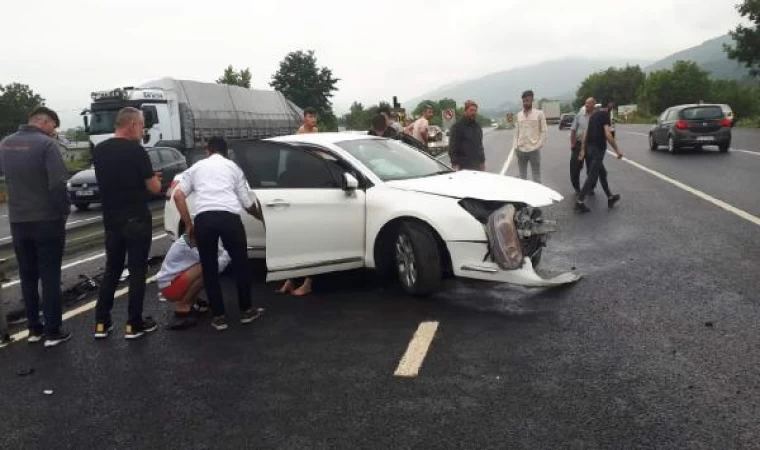 Bursa’da otomobil bariyerlere çarptı: 4 yaralı