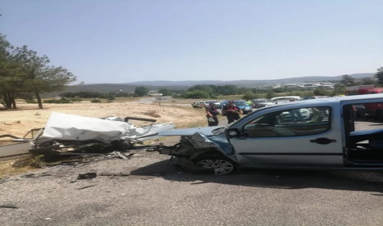 Bursa’da otomobil ile hafif ticari araç çarpıştı: 1 ölü, 2 yaralı