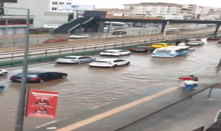 Bursada rögarlar taştı, yollar göle döndü