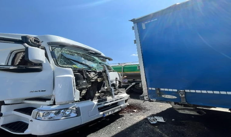 Bursa’da TIR, kırmızı ışıkta bekleyen 2 araca çaptı: 5 yaralı