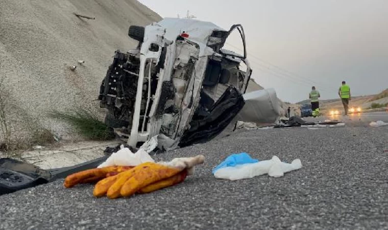 Bursa’da TIR’a çarpan kamyonet yol kenarına devrildi: 1 ölü, 1 yaralı