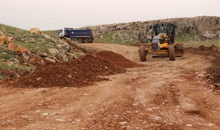 Büyükşehir belediyesinden, Elmalıda yol çalışması