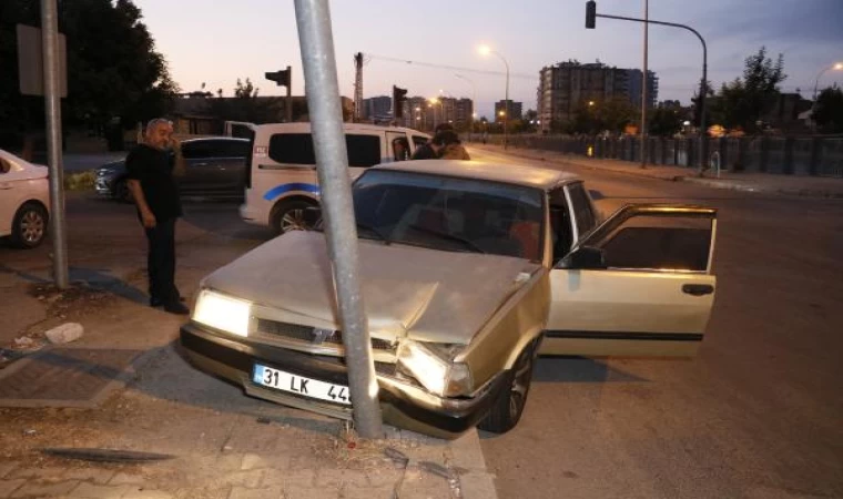 Çalıntı otomobil ile polisten kaçtı, kaza yapınca yakalandı