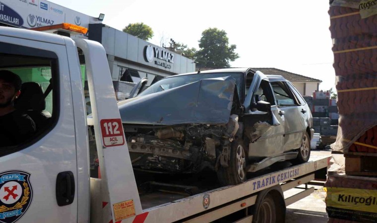 Çalıntı otomobille polisten kaçarken karşı yönden gelen araçla kafa kafaya çarpıştı